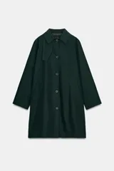 Trench midi ZW Collection color verde oscuro con cuello solapa, manga larga y bolsillos laterales ocultos. Cuenta con forro interior a contraste y cierre frontal con botones.
