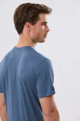 Remera lisa de manga corta y cuello redondo, color gris oscuro, de calce cómodo con pequeño logo bordado en el pecho.