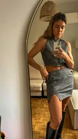 Minifalda gris con efecto vintage, tiro alto y abertura lateral.