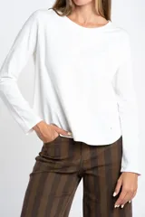 Remera de manga larga con cuello redondo, confeccionada en tejido de algodón con elastano, de calce ajustado al cuerpo.