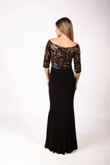 Vestido largo de fiesta con falda negra lisa y cuerpo superior de encaje con diseño floral y lentejuelas, escote en V y mangas tres cuartos.