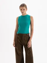 Musculosa de cuello redondo y diseño minimalista, sin mangas, confeccionada en una mezcla suave de poliamida y elastano con un calce ajustado al cuerpo.