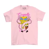 Remera de algodón con estampado frontal de Bob Esponja con estilo coquette, usando anteojos y boa de plumas. Presenta un diseño de fondo con efecto tie-dye en tonos amarillo, celeste y rosado.
