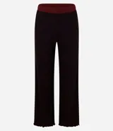 Pijama de dos piezas confeccionado en tejido rib acanalado. La blusa es de manga larga, con cuello redondo y abertura frontal parcial con botones. El pantalón es de corte recto con cintura elástica.