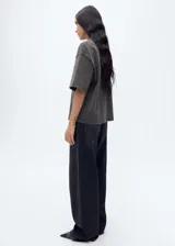 Remera gris de corte holgado, manga corta y cuello redondo.