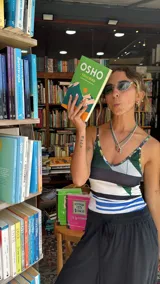 Collar de mostacillas de acrílico color turquesa con un dije colgante en forma de cuerno italiano (cornicello) rojo con incrustaciones de piedras turquesas. El engarce del dije y las cuentas separadoras son de metal dorado.