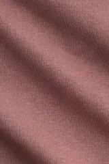 Buzo en tejido liviano color malva con cuello camisero, tapeta de botones, hombros caídos y puños acanalados.