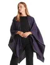 Ruana de tejido suave color azul oscuro, con vivos de ecocuero negro en los bordes.