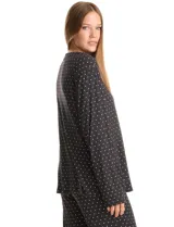 Conjunto de pijama compuesto por una remera de manga larga con escote en V, abertura frontal con botones y bolsillo aplicado, y un pantalón con cintura elástica y lazo de ajuste. Presenta un estampado animal print en tonos neutros.