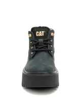 Bota tipo chukka de Caterpillar con plataforma robusta y suela dentada. Presenta un diseño de caña media en color negro mate con detalles de marca en dorado en el lateral y la lengüeta, además de ojales metálicos dorados.