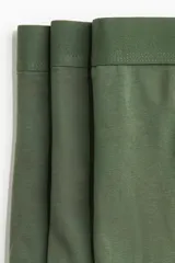 Pack de tres calzoncillos tipo trunk en punto elástico color verde militar. Presentan cintura elástica ancha, costuras planas para mayor comodidad y parte delantera forrada.