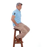 Remera tipo polo color amarillo con cuello clásico y logo bordado en el pecho. Corte recto y mangas cortas.