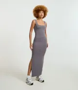 Vestido largo tipo midi de corte ajustado, confeccionado en poliamida con elastano. Presenta escote cuadrado, breteles anchos y una abertura lateral en el ruedo.