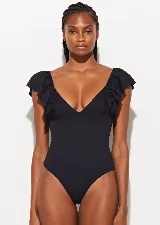 Traje de baño enterizo negro con escote en V y volados en los hombros.