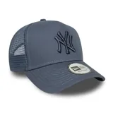 Gorro tipo trucker New Era, color azul grisáceo, con paneles frontales sólidos y paneles traseros de malla. Presenta el logo de los New York Yankees bordado en relieve en el frente y etiqueta de ajuste ajustable en la parte posterior.