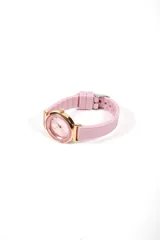 Reloj analógico con caja circular de borde dorado y malla de silicona en color rosado.