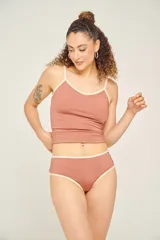 Bombacha de bikini ancha en los costados, de tiro alto y cavada atrás, totalmente forrada.