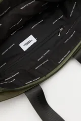 Bolso tipo tote color negro, con doble asa superior y correa desmontable. Presenta un bolsillo frontal con solapa, bolsillos laterales y un detalle colgante decorativo con tiras de colores.