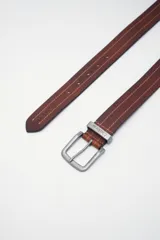 Cinto de cuero marrón con costuras decorativas en contraste y hebilla metálica de estilo envejecido con logo grabado.