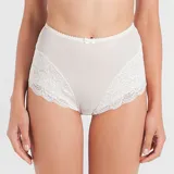 Bombacha faja de tiro alto color blanco, con detalle de puntilla combinada en los laterales.