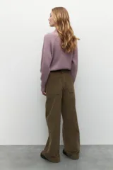 Pantalón de pana de corte ancho y tiro alto, con diseño de cuatro bolsillos y cierre frontal.