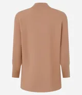 Blusa de punto acanalado color tostado, con cuello alto, mangas largas y puños ajustados. Confeccionada en viscosa, poliéster y poliamida.