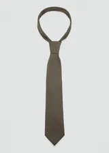 Corbata de diseño clásico en color verde oliva, confeccionada en poliéster con acabado mate.