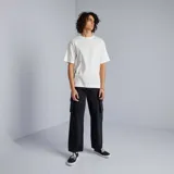 Remera blanca de algodón con cuello redondo y corte recto.