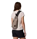 Bolso bandolera de Columbia color arena, con tecnología Omni-SHIELD™ de repelencia al agua y a las manchas, cremalleras YKK y múltiples bolsillos de seguridad.