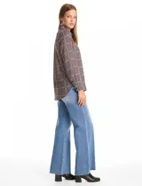 Camisa de gasa marca Elie Tahari, con cuello camisero, cierre frontal de botones y mangas largas con puños abotonados. Presenta un estampado geométrico de cadenas sobre un fondo gris con rayas diagonales.