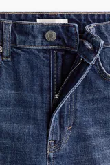 Bermudas de cinco bolsillos en denim de algodón rígido, con diseño de talle alto y cierre de cremallera con botón.