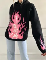 Buzo negro con capucha y estampado de esqueleto con llamas rosas.