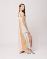 Vestido largo color gris con panel lateral color ocre, de lino, con breteles y tajos laterales.