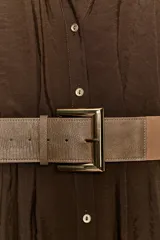Vestido midi marrón con cuello solapa, escote en pico, mangas cortas con vuelta y cierre frontal con botones. Incluye un cinturón ancho a juego con hebilla metálica rectangular.