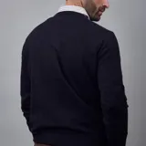 Sweater de punto color marrón claro, con cuello en V y mangas largas.