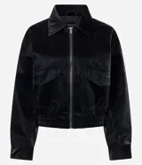 Campera bomber de poliuretano texturizado en color negro, con cuello camisero, cierre frontal, bolsillos aplicados en el pecho y ruedo elástico.