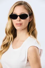 Lentes de sol polarizados con armazón ovalado de acetato color marrón oscuro y lentes oscuros.