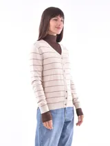 Saco de tejido de punto negro con rayas horizontales blancas, cuello en V y cierre frontal con botones dorados.