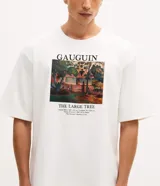Remera blanca de manga corta y cuello redondo, de corte holgado, con estampa frontal inspirada en la obra de arte The Large Tree de Gauguin.
