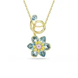 Colgante con cadena dorada y dije en forma de flor con pétalos de cristal azul, centro de cristal amarillo y detalle de cristal celeste en el tallo.