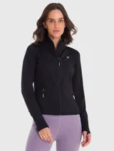 Chaqueta deportiva negra con cierre frontal completo, cuello alto y bolsillos laterales con cierre. Presenta mangas largas con aberturas para los pulgares y logo reflectante en el pecho.