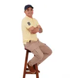 Remera tipo polo color amarillo con cuello clásico y logo bordado en el pecho. Corte recto y mangas cortas.