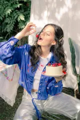 Remera crop blanca de algodón elastizada con bordado de cupido.