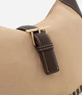 Cartera tipo baguette de diseño curvo, confeccionada en material sintético efecto gamuza color beige con detalles de costuras decorativas en los bordes y apliques en cuero sintético marrón. Cuenta con cierre superior, correa de hombro y herrajes metálicos en tono dorado claro.