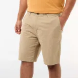 Bermuda chino de twill en color beige, con bolsillos laterales y traseros, corte clásico y presillas para cinturón.