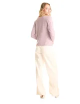 Buzo de tejido de punto fino marca LIV Milano, color violeta, con diseño de manga japonesa y largo tres cuartos. Presenta un aplique de brillos en la parte frontal y lateral que forma un diseño floral.