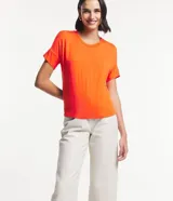 Remera básica Marfinno de viscosa, color naranja, con cuello redondo y mangas cortas de diseño cuadrado sin sisas.