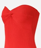 Vestido midi de punto acanalado color rojo, sin breteles, con escote corazón torcido y abertura en la espalda.