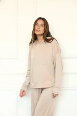 Canguro holgado color beige, con capucha y bolsillo canguro frontal.