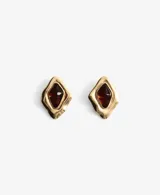 Aros de diseño irregular con estructura de metal dorado y aplique central de resina en tono rojizo. Cierre metálico a presión.